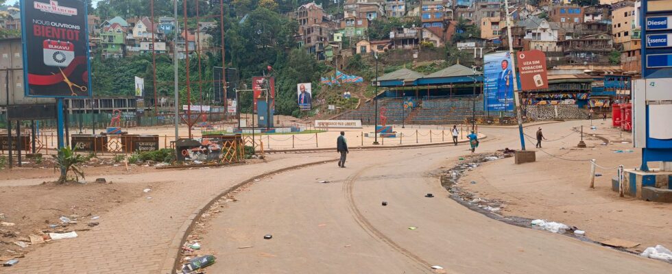 Thousands flee Bukavu after militia trains