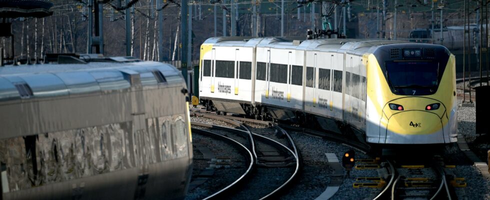 Total stop in train traffic north of Stockholm