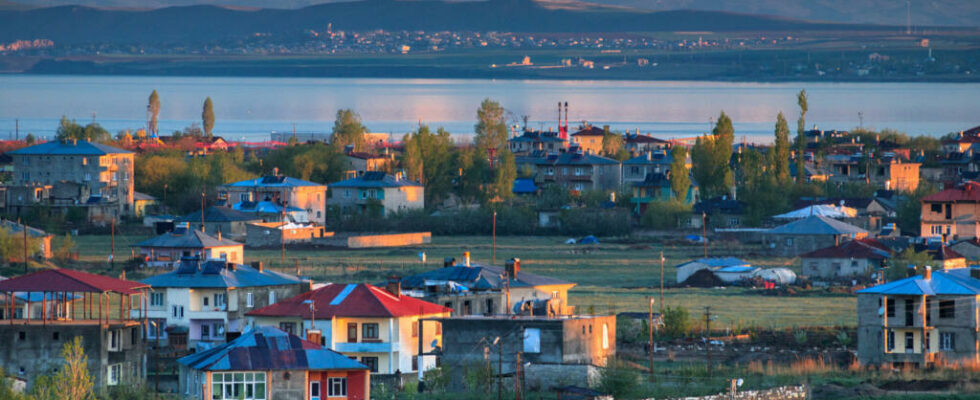 Turkiye Vans pro kurdish mayor ousted against the backdrop of fragile