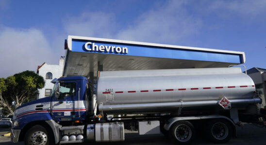 Venezuela Donald Trump withdraws from Chevron an oil operating license