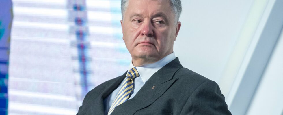 Volodymyr Zelenskys political offensive against his rival Petro Poroshenko