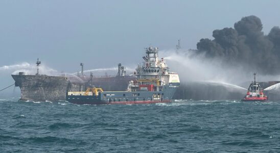 Collision between an oil tanker and a cargo cargo in