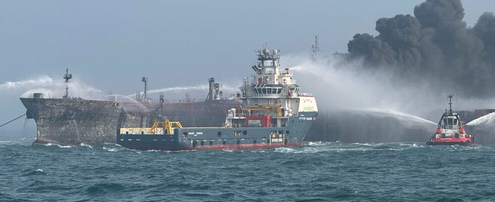 Collision between an oil tanker and a cargo cargo in