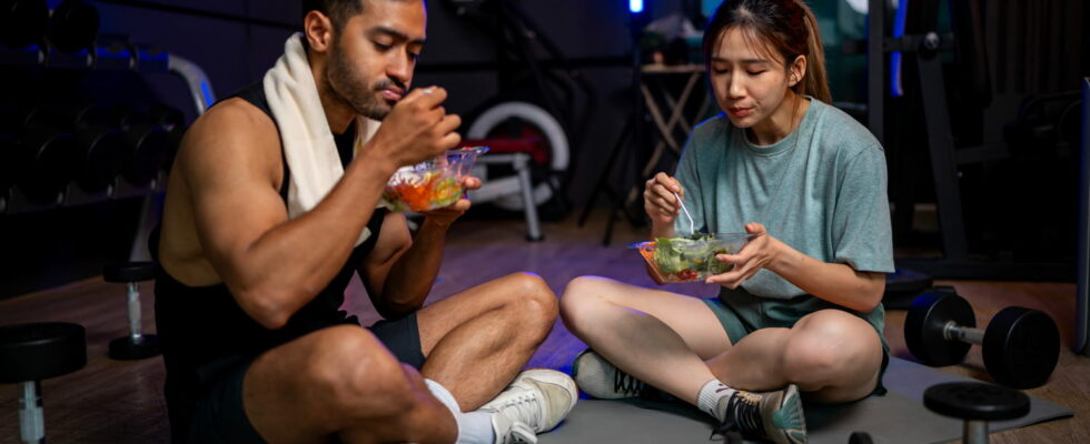 Eat before or after his sports session this sports coach