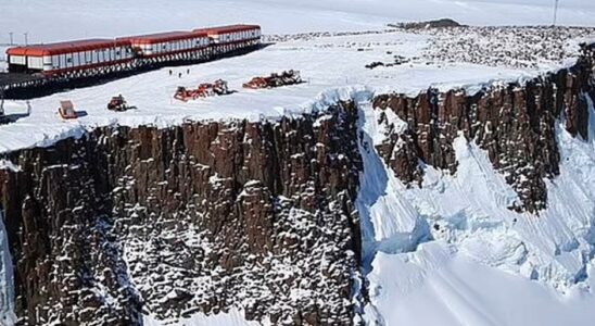 Emergency position on Antarctic base Sanae IV Colleague runs amok deeply