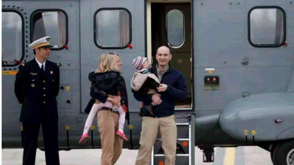 Nicolas Hénin when he arrived in Villacoublay, welcomed by his family, April 20, 2014.