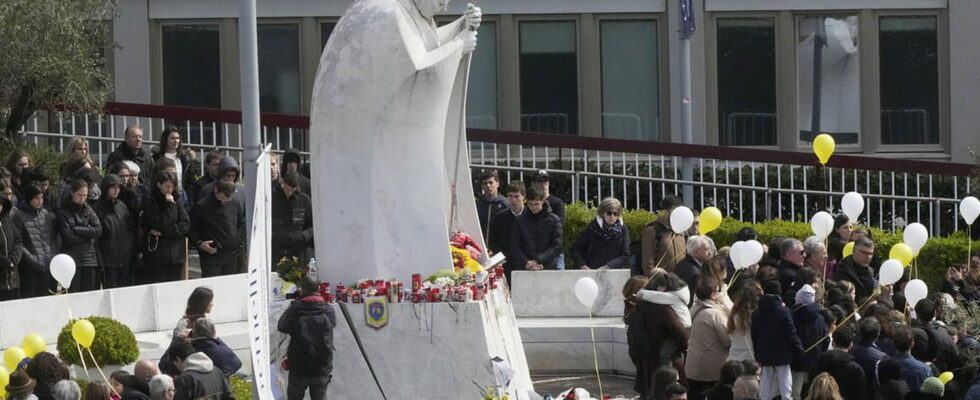 Fragile Pope Francis thanks his faithful during this time of