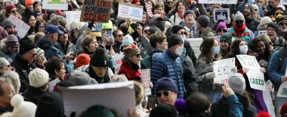 France declares itself ready to welcome disgruntled researchers of the