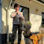 Hetty protects her dog against the wolf with a cutting