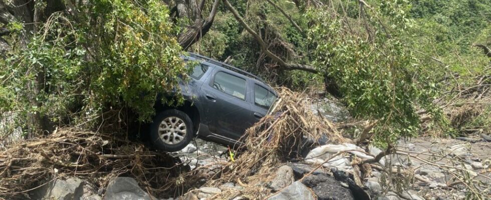 In Reunion following the Cyclone Garance the land and social