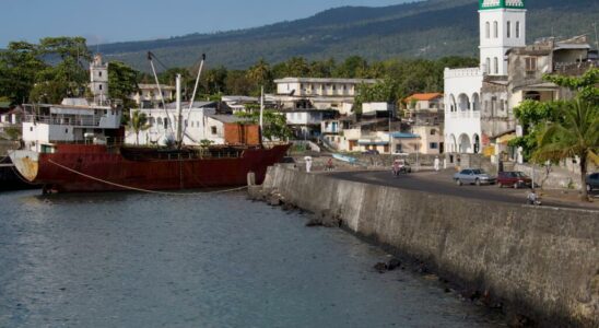 In the Comoros working time in the adapted public service