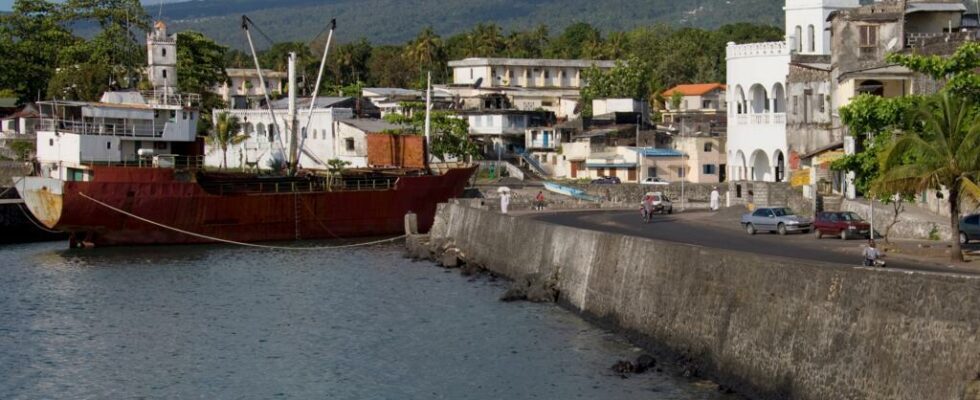 In the Comoros working time in the adapted public service