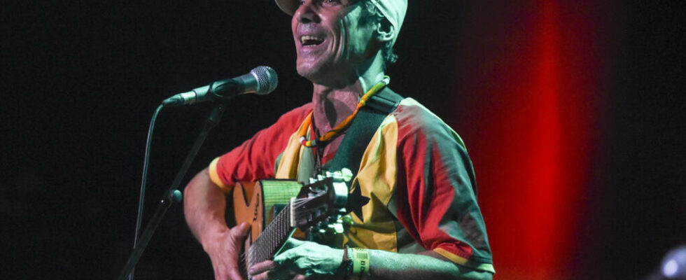 In the Philippines Manu Chao sings for the victims of