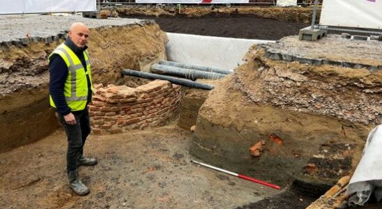 Medieval water well discovered under terraces on Neude in Utrecht