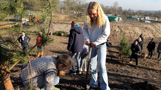 Primary school students plant trees for New Forest Wijk bij