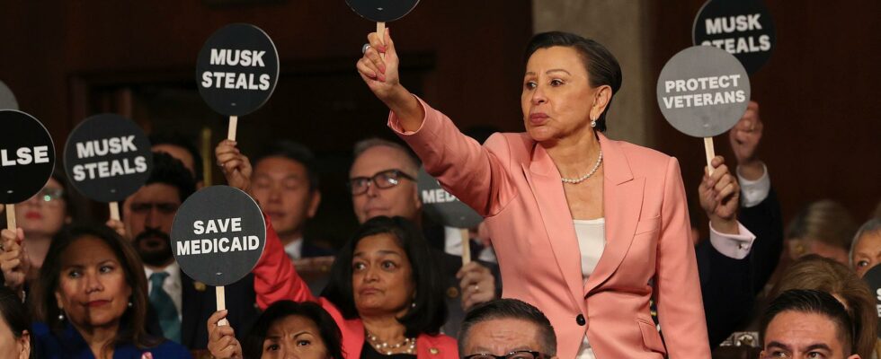 Protests during Trumps speech Member Dropped