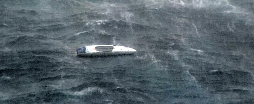 Rowers rescued from tropical cyclone