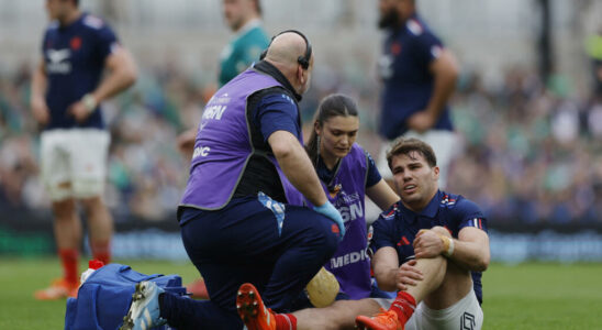 Rugby Antoine Dupont victim of a knee injury gives an