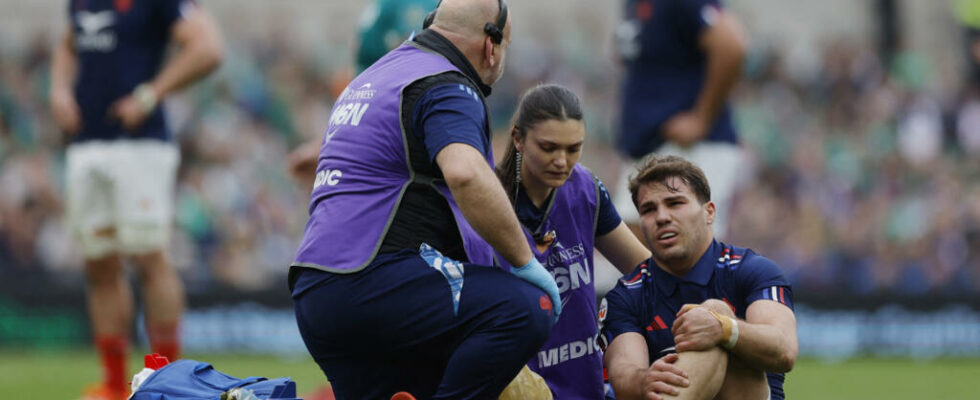 Rugby Antoine Dupont victim of a knee injury gives an