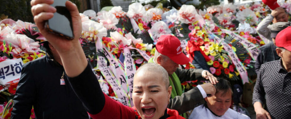 South Korea deputies shave their heads and make a hunger