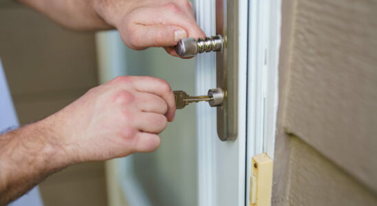 The locksmiths alert this habit with your front door is