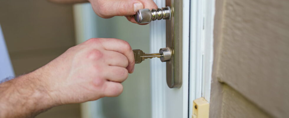 The locksmiths alert this habit with your front door is