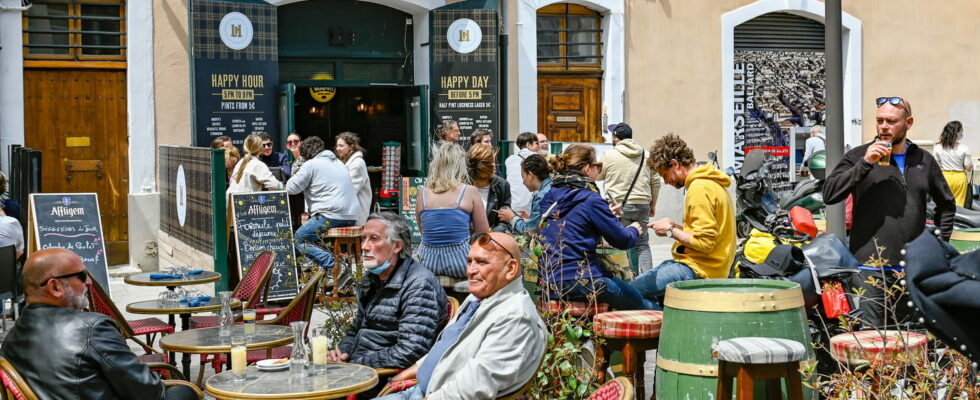 These shops to which the French are so attached disappear