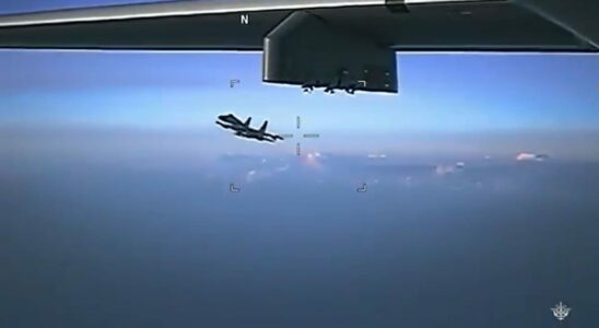 VIDEO A military plane has aggressive behavior with a