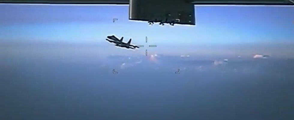 VIDEO A military plane has aggressive behavior with a