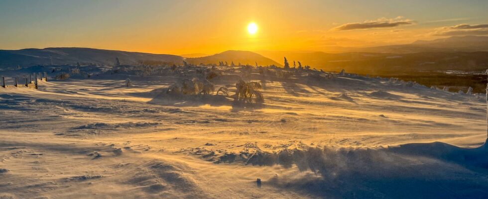 Warnings for hard winds and snow in the mountains